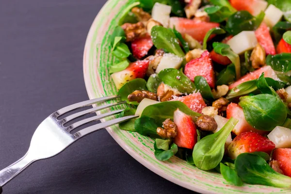 Ensalada con fresa, espinacas, nueces y queso de cabra — Foto de Stock