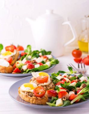 Salata çilek, ıspanak ve keçi peyniri. Bruschettes