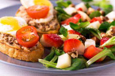 Salata çilek, ıspanak ve keçi peyniri. Bruschettes