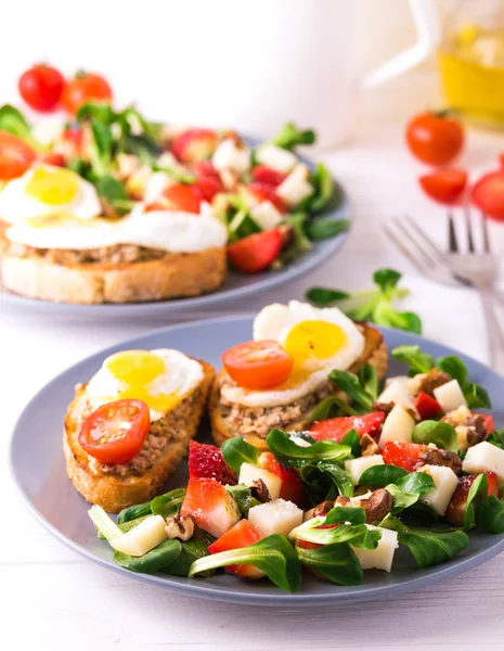 Sallad med jordgubbar, spenat och get ost. Bruschettes — Stockfoto