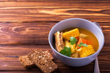 Puchero çorbası ile Mısır ve maydanoz ahşap tablo