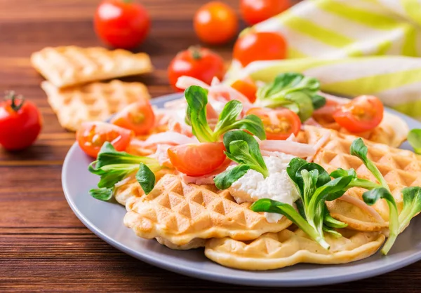 Waffeln-Sandwich mit Speck, Kirschtomaten und Maissalat — Stockfoto