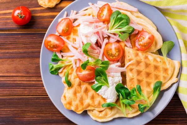 Waffeln-Sandwich mit Speck, Kirschtomaten und Maissalat — Stockfoto