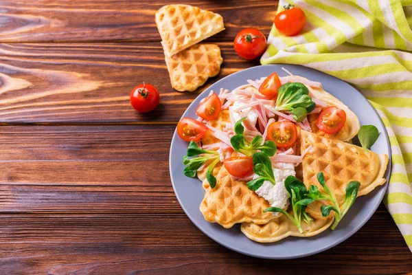 Waffle sandviç sosis, domates ve mısır salatası ile