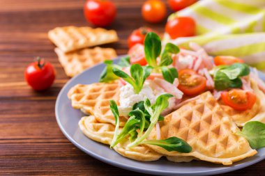 Waffle sandviç sosis, domates ve mısır salatası ile