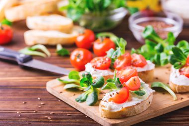Ricotta, ıspanak, Mısır salata ve domates Bruschetta