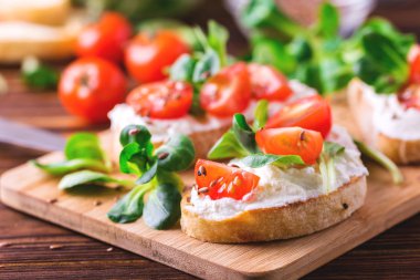 Ricotta, ıspanak, Mısır salata ve domates Bruschetta