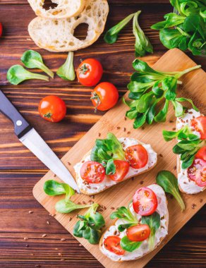 Ricotta, ıspanak, Mısır salata ve domates Bruschetta