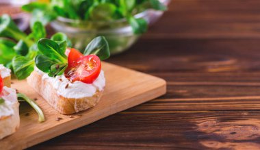 Ricotta, ıspanak, Mısır salata ve domates Bruschetta