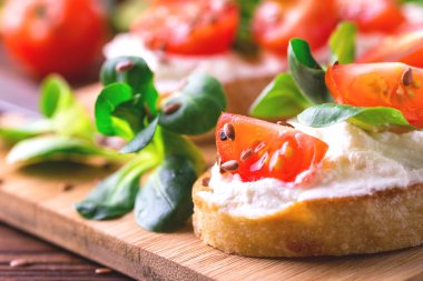 Ricotta, ıspanak, Mısır salata ve domates Bruschetta