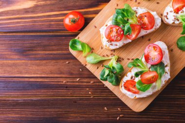 Ricotta, ıspanak, Mısır salata ve domates Bruschetta