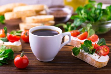 Ricotta, Mısır salata ve domates Bruschetta. Kahve.