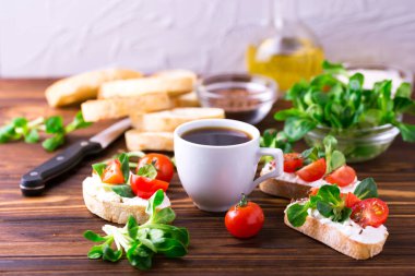 Ricotta, Mısır salata ve domates Bruschetta. Kahve.