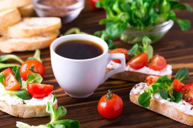 Ricotta, Mısır salata ve domates Bruschetta. Kahve.