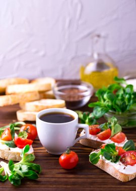 Ricotta, Mısır salata ve domates Bruschetta. Kahve.