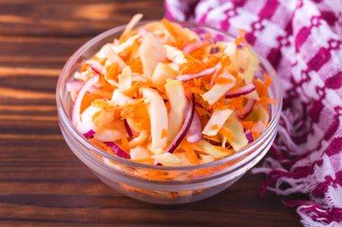 Kırmızı soğan, havuç ve lahana ile sebze salatası