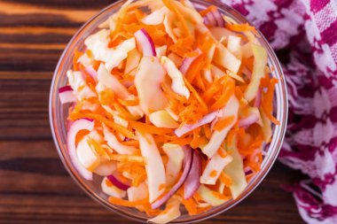 Kırmızı soğan, havuç ve lahana ile sebze salatası