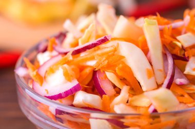 Kırmızı soğan, havuç ve lahana ile sebze salatası