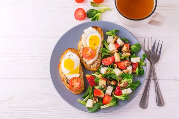 Salata çilek, ıspanak ve keçi peyniri. Bruschettes — Stok fotoğraf