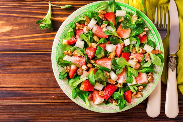 Salada com morango, espinafre, nozes e queijo de cabra — Fotografia de Stock