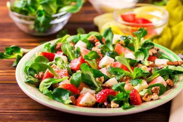 Salada com morango, espinafre, nozes e queijo de cabra — Fotografia de Stock