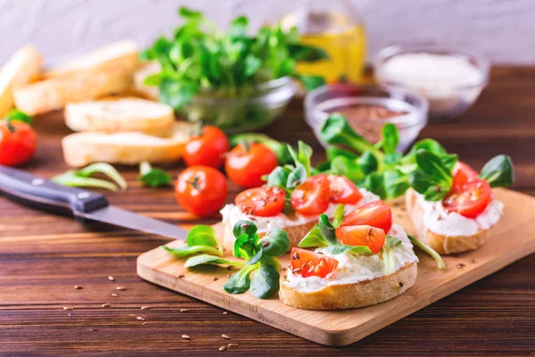 Bruschetta, ricotta, spenót, kukorica saláta és koktélparadicsommal — Stock Fotó