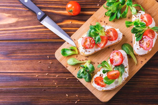 Bruschetta, ricotta, spenót, kukorica saláta és koktélparadicsommal — Stock Fotó