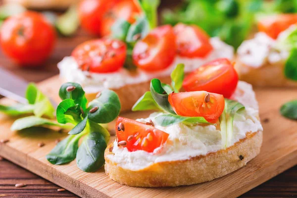 Bruschetta med ricotta, spenat, majs sallad och körsbärstomater — Stockfoto