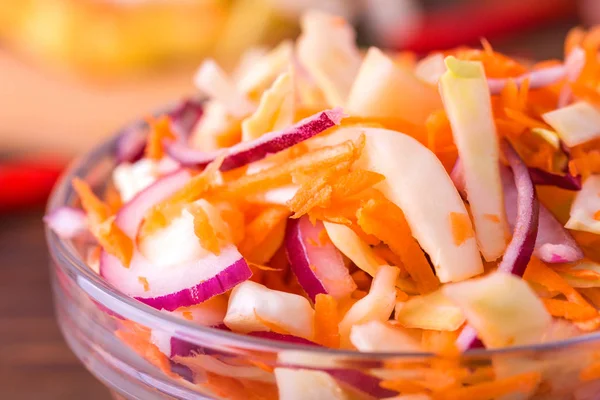 Kırmızı soğan, havuç ve lahana ile sebze salatası