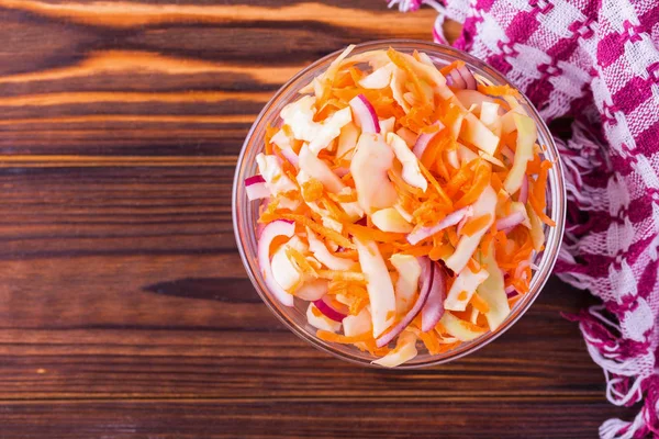 Vegetable salad with red onion, carrot and cabbage — Stock Photo, Image