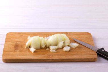 Yemek. Ahşap kesme tahtası üzerinde kıyılmış soğan