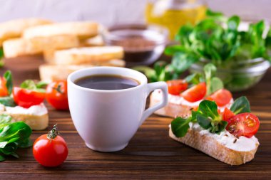 Ricotta, Mısır salata ve domates Bruschetta. Kahve.