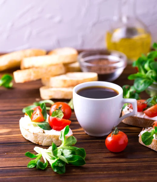 Bruschetta med ricotta, majs salat og cherrytomater. Kaffe . - Stock-foto