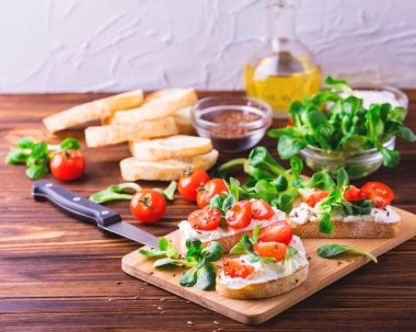 Ricotta, ıspanak, Mısır salata ve domates Bruschetta