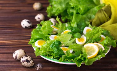 Letucce, salatalık, ıspanak, fesleğen ve Bıldırcın yumurta salatası