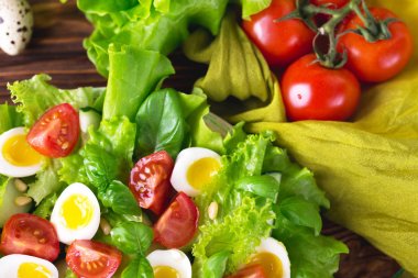 Letucce, salatalık, ıspanak, fesleğen ve Bıldırcın yumurta salatası