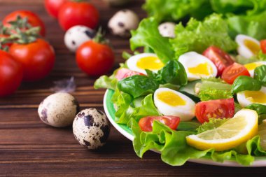 Letucce, salatalık, ıspanak, fesleğen ve Bıldırcın yumurta salatası