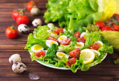 Letucce, salatalık, ıspanak, fesleğen ve Bıldırcın yumurta salatası