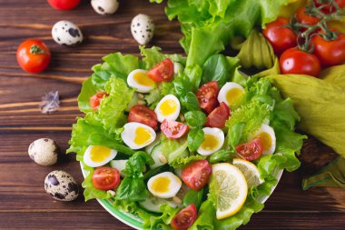 Letucce, salatalık, ıspanak, fesleğen ve Bıldırcın yumurta salatası