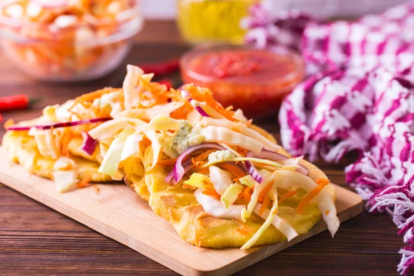 Pupuseria, pupusa - Mısır unu ekmeği ile peynir ve fasulye