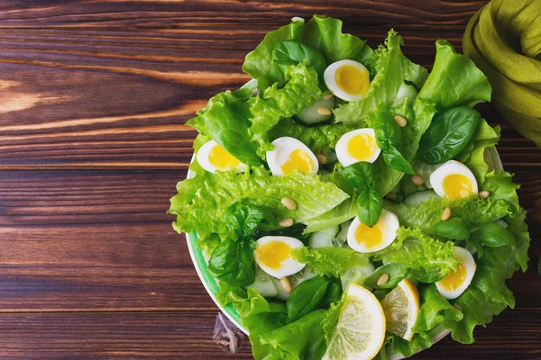 Salada de alface, pepino, espinafre, manjericão e ovos de codorna — Fotografia de Stock