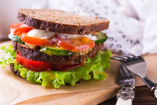 Sandwich mit Kirschtomaten, Gurken und Salat und Kaffee — Stockfoto
