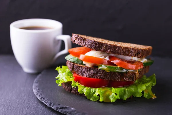 Sandwich mit Kirschtomaten, Gurken und Salat und Kaffee — Stockfoto