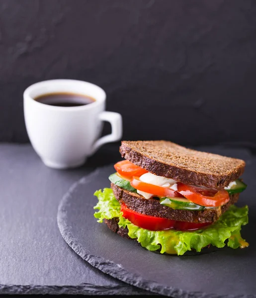 Panino con pomodorini, cetriolo e lattuga e caffè — Foto Stock