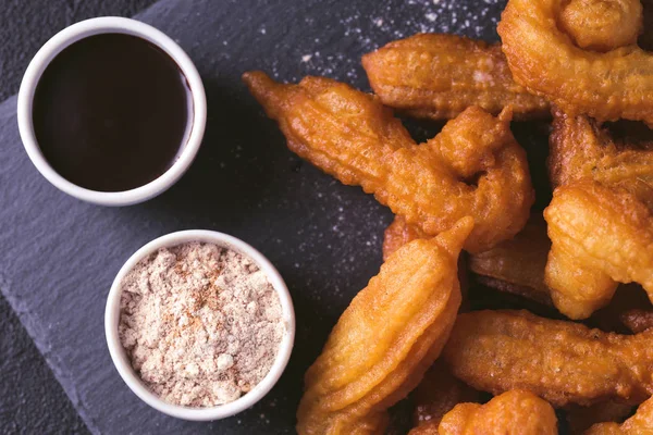 Tradycyjnych hiszpańskich i meksykańskich deser churros z gorącą czeko — Zdjęcie stockowe