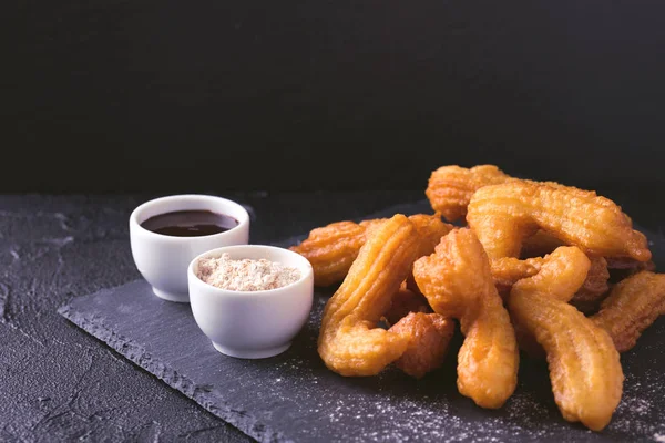 Churros tradicionales de postre español y mexicano con chocola caliente — Foto de Stock