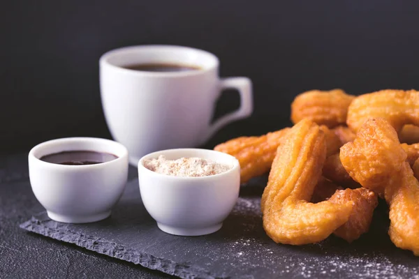 Churros tradicionais de sobremesa espanhola com chocolate quente e café — Fotografia de Stock