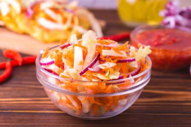 Sebze salatası, Pupuseria, pupusa - Mısır unu ekmeği 