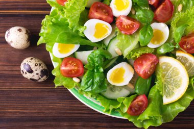 Letucce, salatalık, ıspanak, fesleğen ve Bıldırcın yumurta salatası