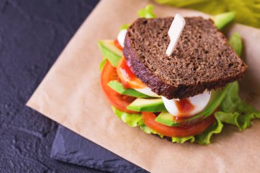 Sandviç domates, marul, avokado, haşlanmış yumurta ve sos ile